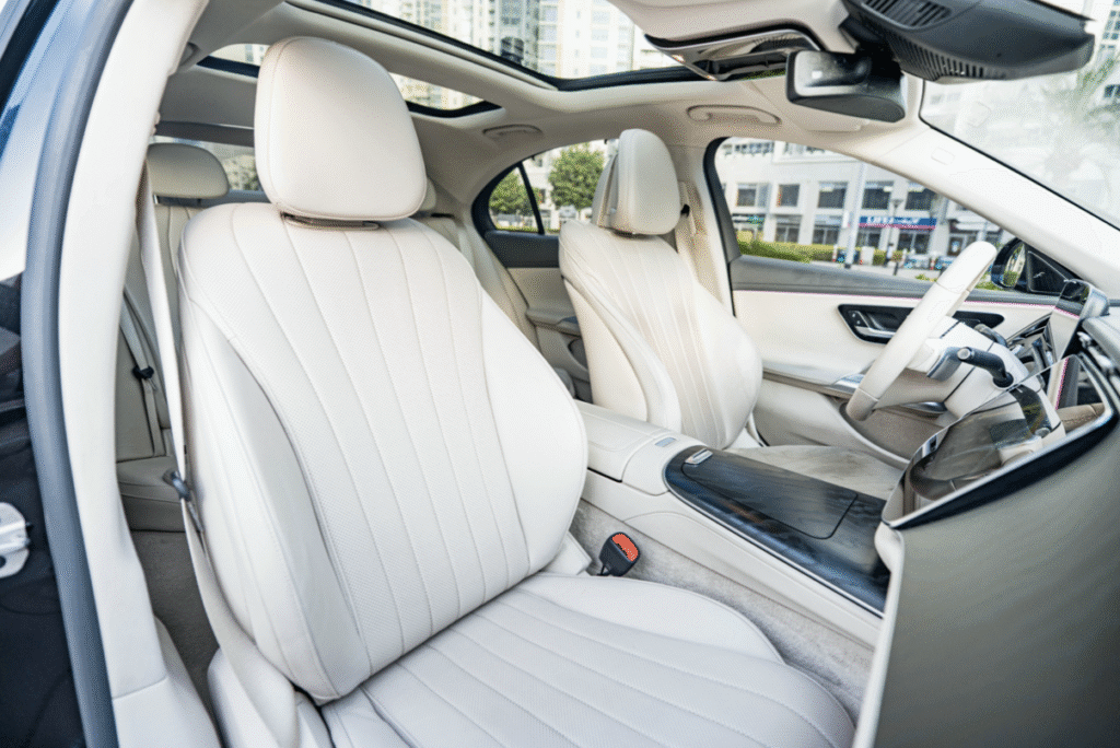 Mercedes Benz E Class, cabin detail 1